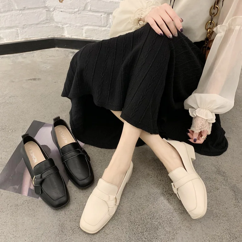 Популярната Есенно-пролетно нови обувки, Дамски обувки от британската кожата в ретро стил, за да се прехвърлят На дебели квадратни токчета за Дамски обувки без застежек