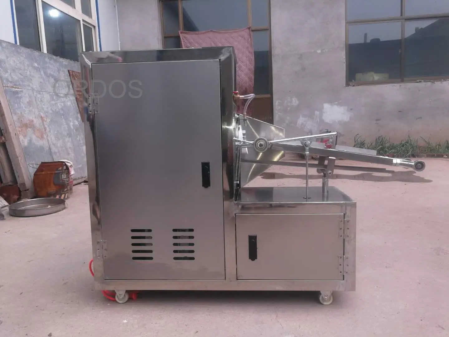 Търговска машина за усукване на печено тесто Автоматична машина за приготвяне на сладки хрупкав понички Екструдер за закуски, от неръждаема стомана