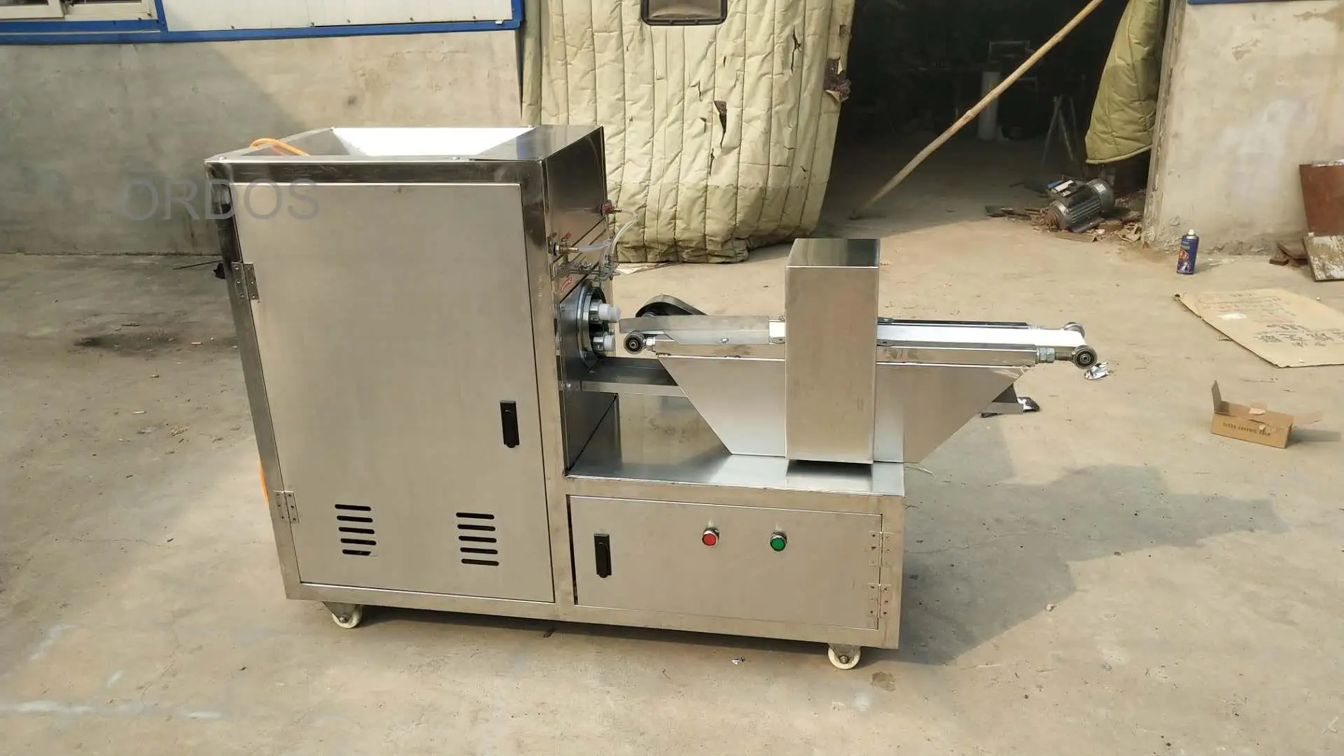 Търговска машина за усукване на печено тесто Автоматична машина за приготвяне на сладки хрупкав понички Екструдер за закуски, от неръждаема стомана