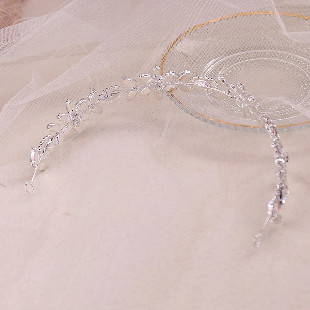 Сребрист метален обръч за коса с сохраняющим цвят сверкающим кристали за облекло за рожден ден