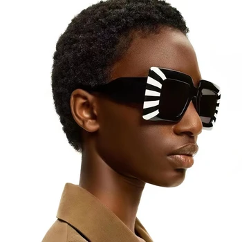 Нови модни модерни слънчеви очила са в голяма рамка, в ивица с квадратни рамки за мъже и жени street shot слънчеви очила