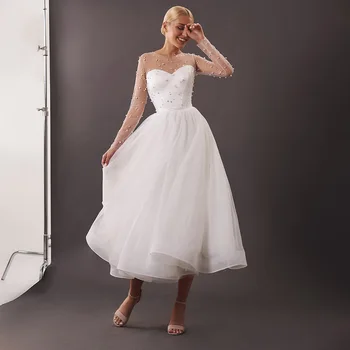 Очарователно сватбена рокля трапецовидна форма чаена дължина 2021 г. Висококачествени сватбени рокли от органза с кръгло деколте и перли Илюзия С дълъг ръкав